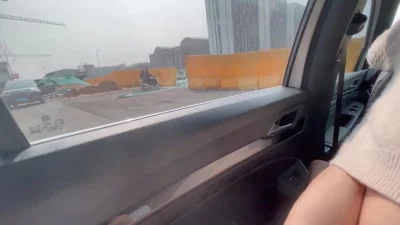 刺激！房产女中介带工地看房在工地车上操起来