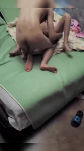 老公在旁坐着撸管，单男无套内射老婆。