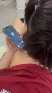 边给男朋友打电话边吃鸡巴，要喷了，不行了，快拔出来