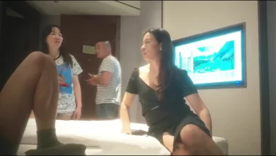 三对夫妻相约换妻，真就是人美逼受罪，结果见其中一个妹子年轻白嫩，另外